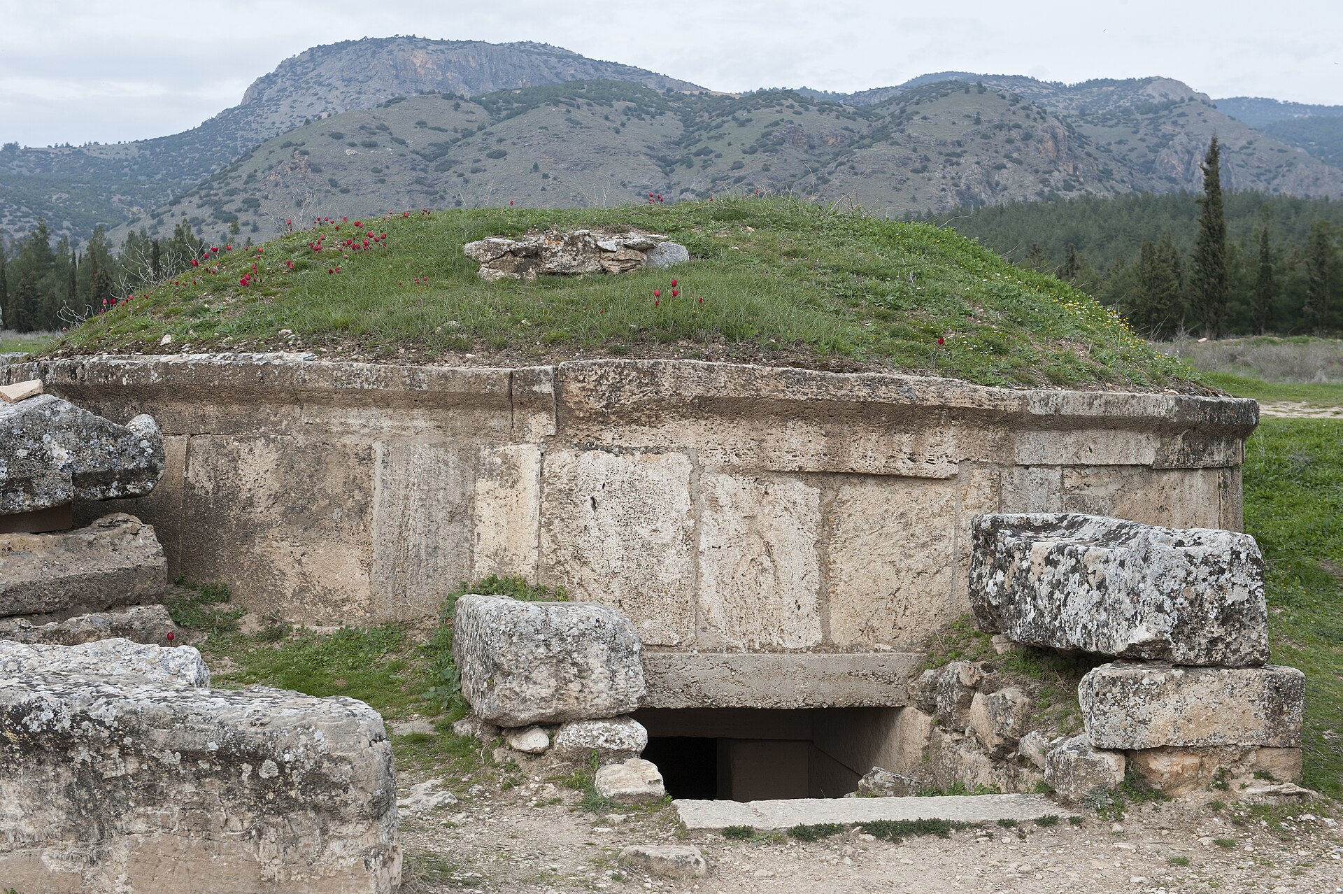 Stone-framed burial mound with an entrance in the Hierapolis northern necropolis